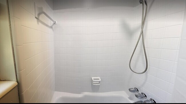 Baño 1 - 610 N 78th Ave