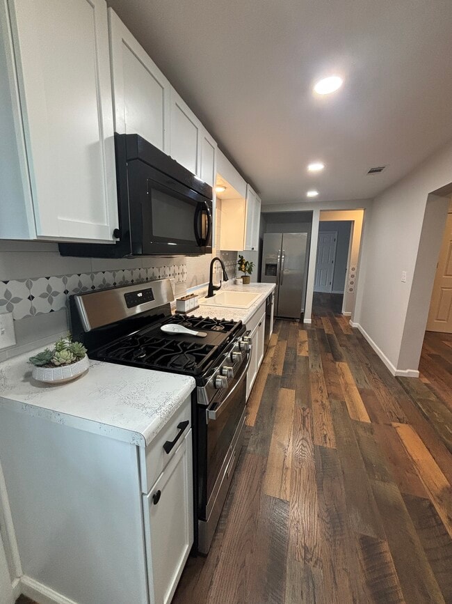 Building Photo - 318 S Woodland Heights Dr