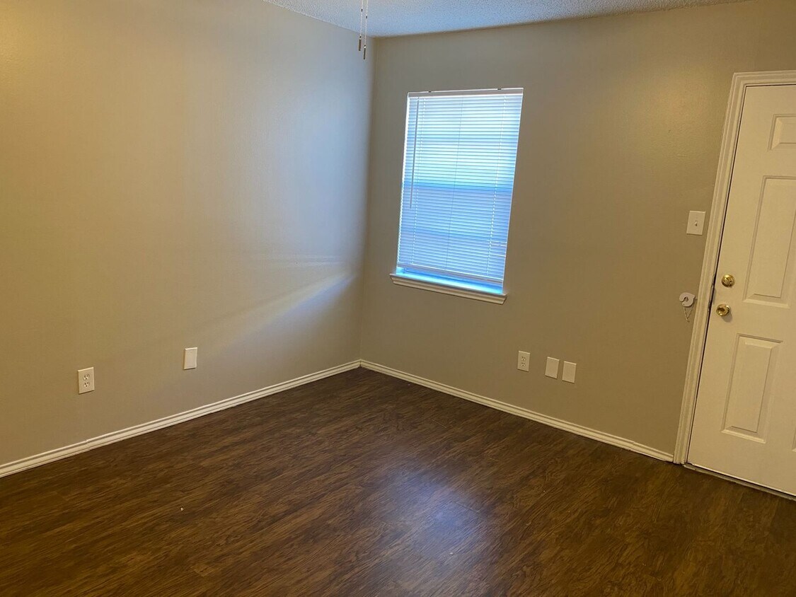 Primary Photo - 1412 B COURTNEY PL