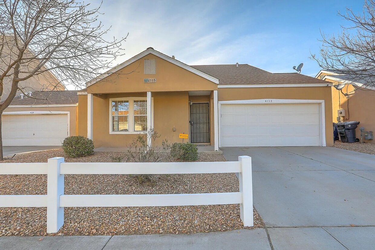 Foto principal - 3 Bed 2 Bath Near Cottonwood Mall