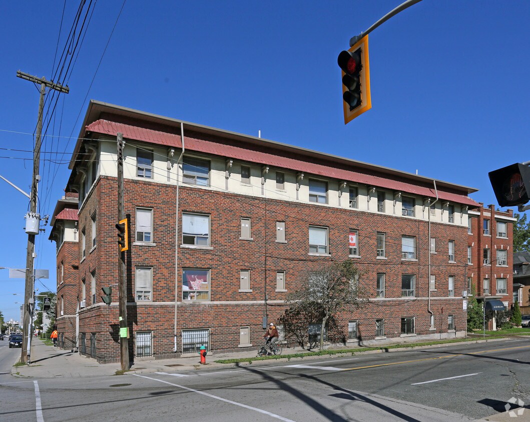 Foto principal - 715 Main St E