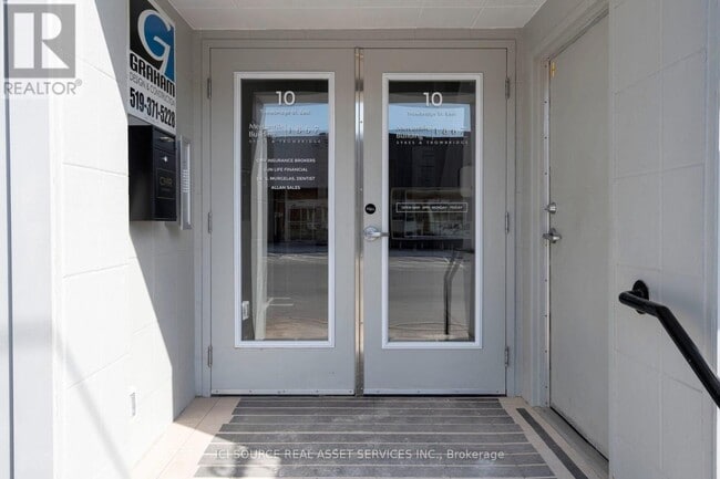 Building Photo - 10-310 Trowbridge St E