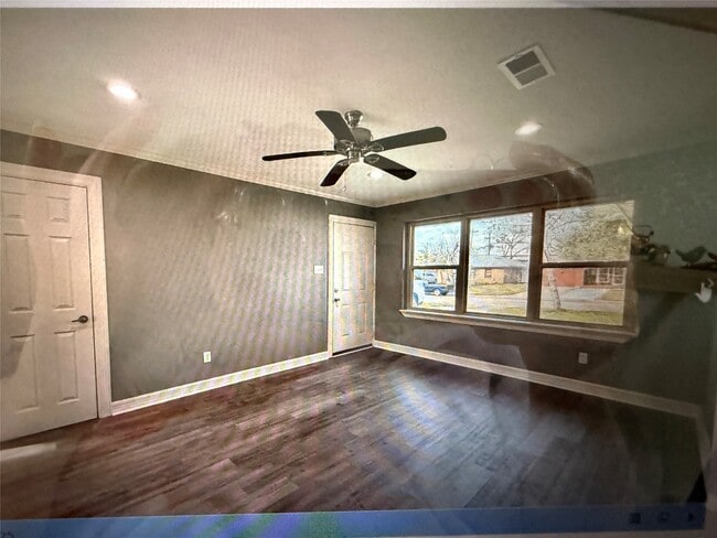 Building Photo - 104 Mimosa St
