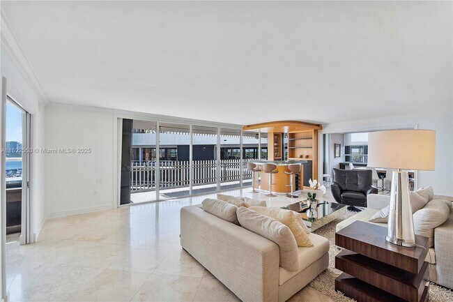 Foto del edificio - 3 Grove Isle Dr
