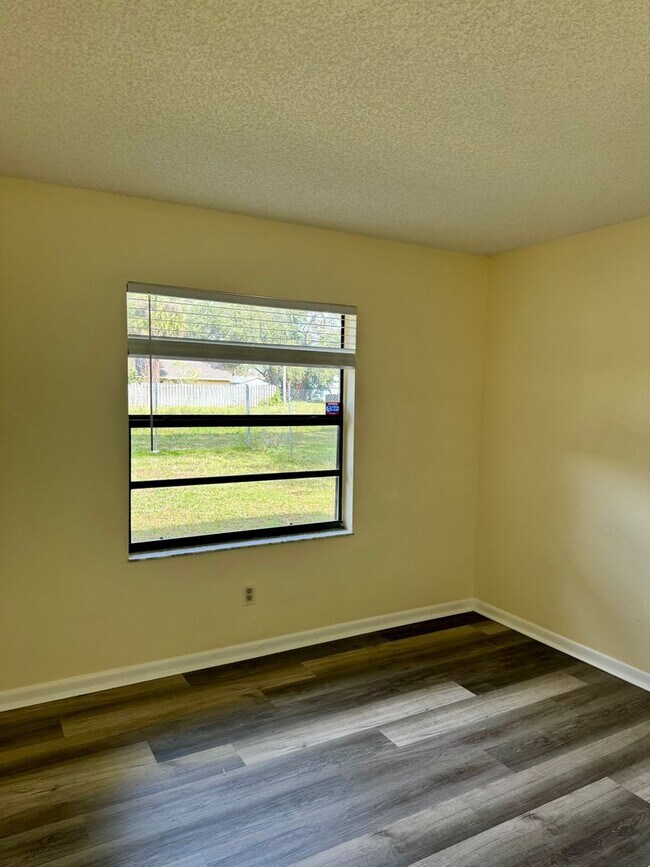 Building Photo - "Discover Comfort: Spacious 3-Bedroom, 2-B...