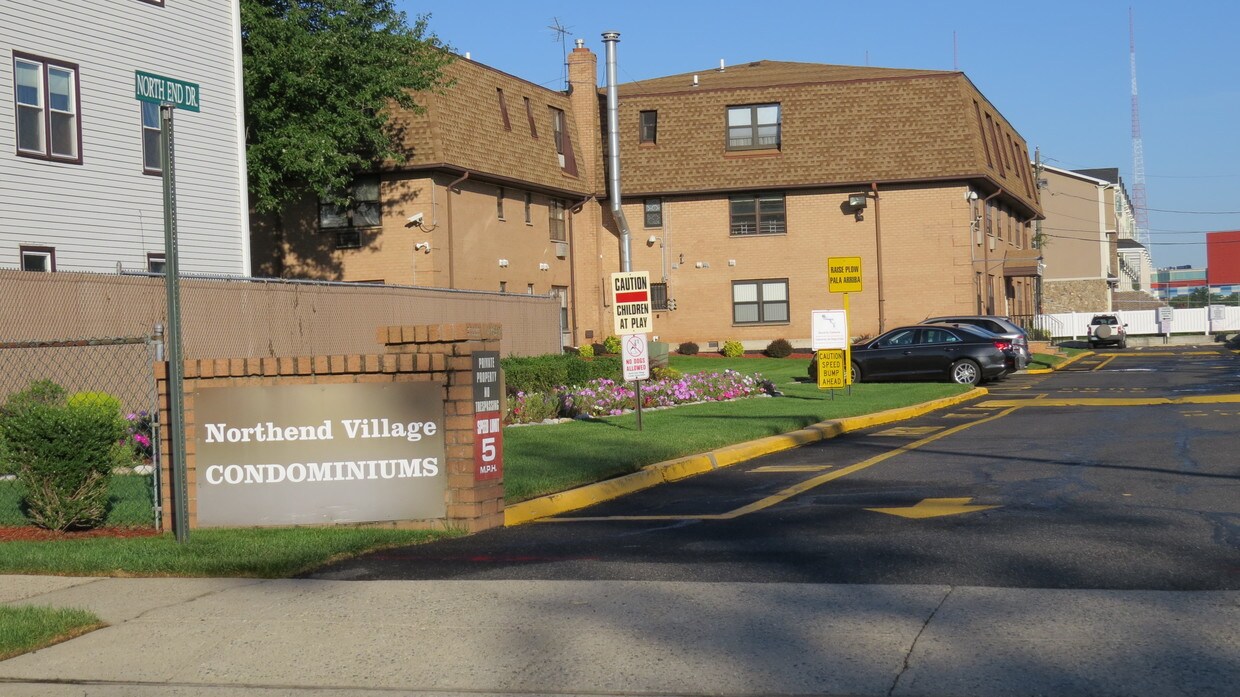 Community entrance - 1-38 N End Dr
