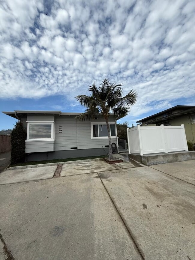 Vista frontal del complejo con estacionamiento fuera de la calle. - 310 -316 Rosecrans St