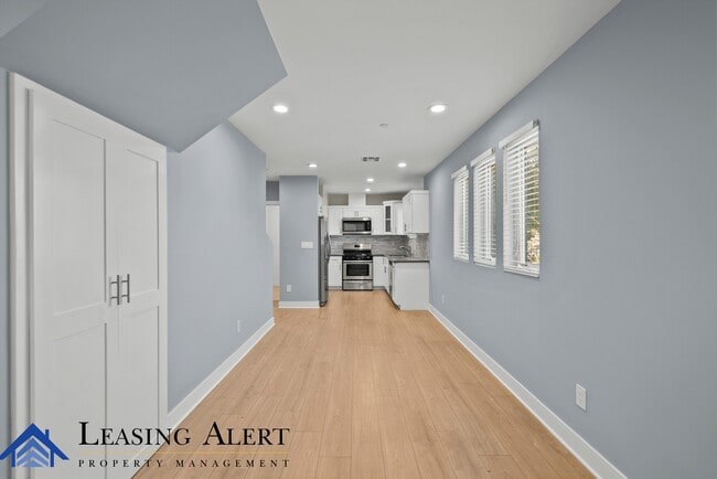 Building Photo - 1957 1/2 Vista Del Mar Ave