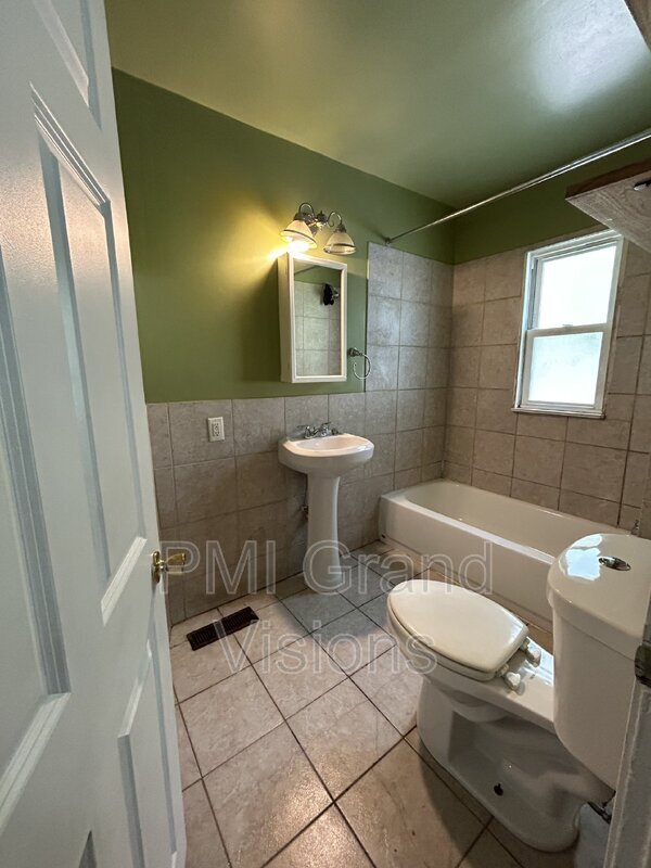 Building Photo - 321 A St
