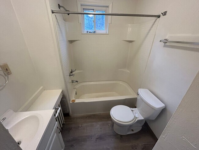 Foto del edificio - Super Spacious Three Bedroom on Bates Street! Deck & Patio! Washer & Dryer Included! Call Today!