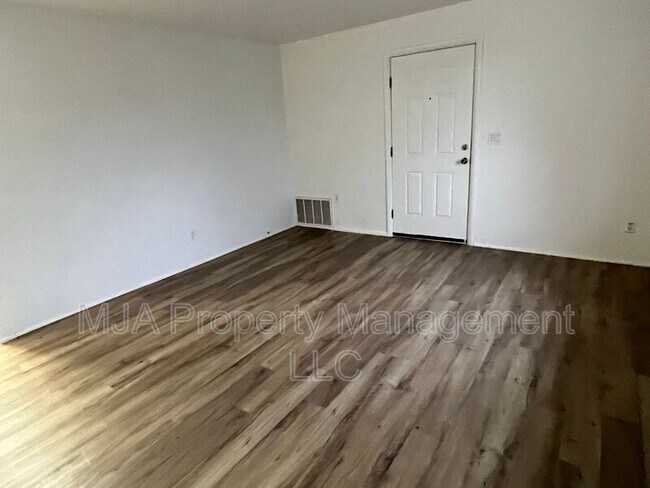 Foto del edificio - 2517 S Lakecrest Dr