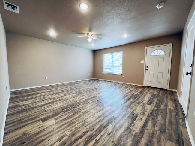 Foto del edificio - FREE WASHER AND DRYER WITH A MOVE IN. Char...