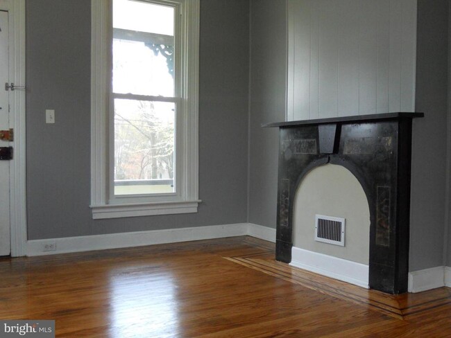 Building Photo - 304 W Cold Spring Ln