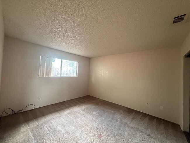 Foto del edificio - 2 Bed, 1 Bath Home with 1-Car Garage in Qu...