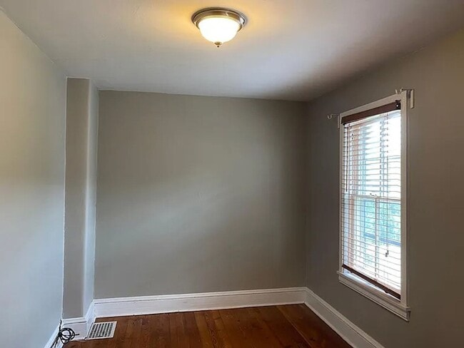 Building Photo - 2-bedroom, 1 bath Victorian style