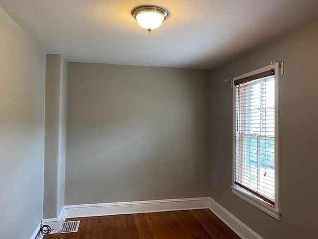 Foto del edificio - 2-bedroom, 1 bath Victorian style