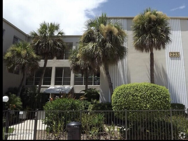 Building Photo - 223 Columbia Dr