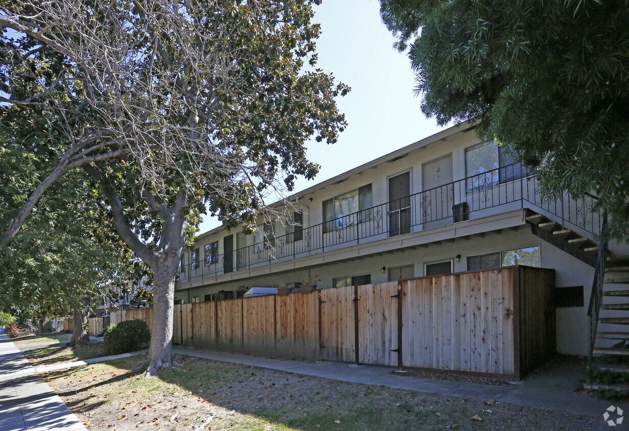 Building Photo - 4752-4770 Hamilton Ave