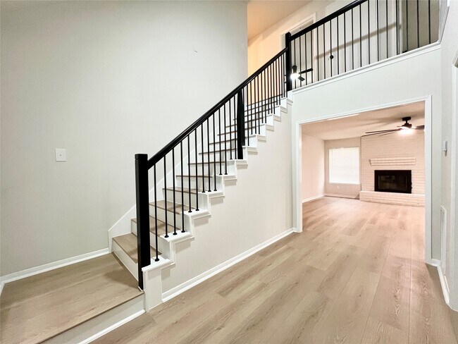 Building Photo - 16615 Glamis Ln