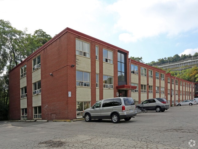 Building Photo - 195 Wellington St S