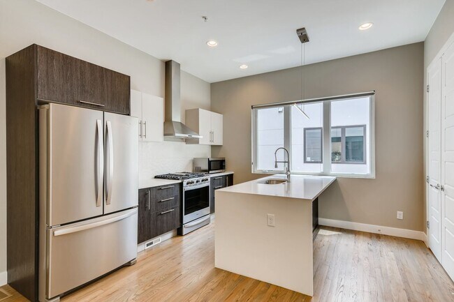 Building Photo - Modern Townhome for Rent