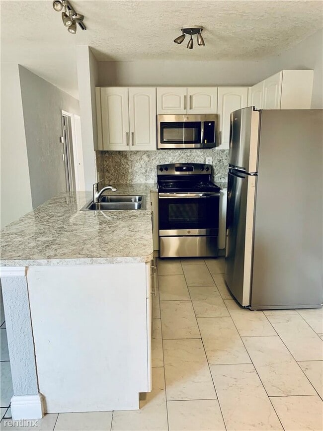 Building Photo - 4 br, 1.5 bath House - 611 SW 28th Dr