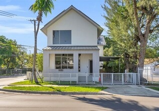 Building Photo - 3204 Plaza St