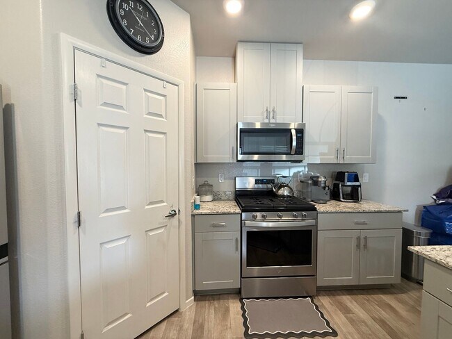 Foto del edificio - COMING SOON! Modern 3-Bedroom townhome with Open Layout, Community Pool & Prime Location