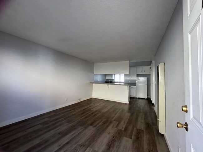 Spacious + Bright Upstairs 1 Bed + 1 Bath - Spacious + Bright Upstairs 1 Bed + 1 Bath Apartment