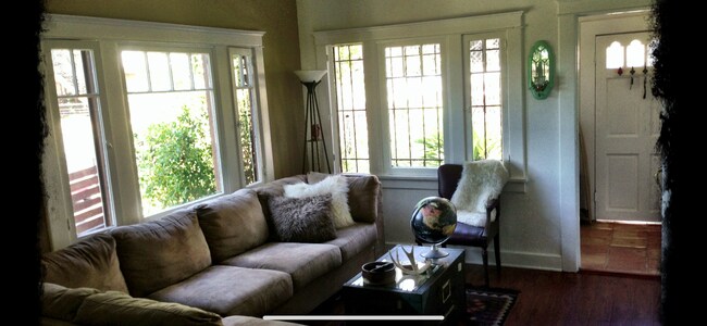 Foto del edificio - 3636 Roseview Ave
