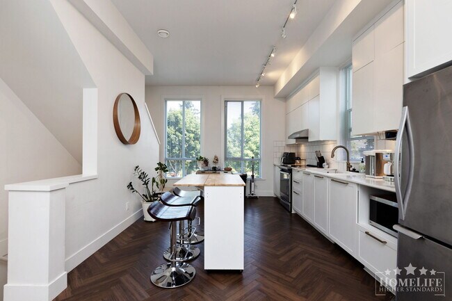 Building Photo - Kitchner  – Spacious 2 Bedroom + 2 bath plus Den Home in South Surrey