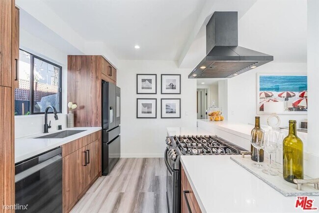Building Photo - 3 br, 3 bath House - 625 N Kings Rd Apt 2