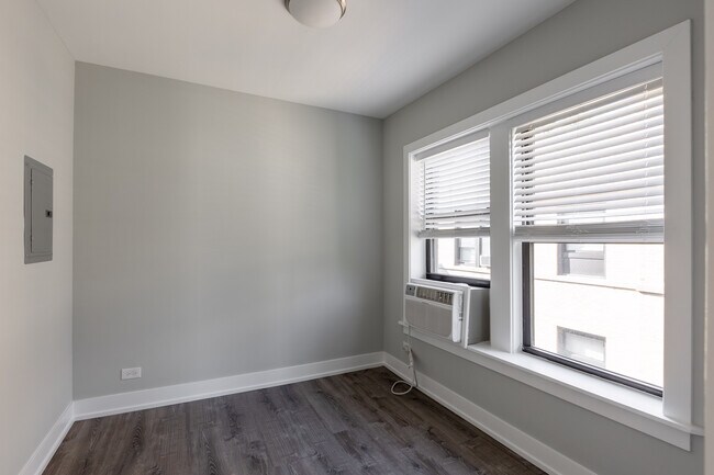 Foto del edificio - 709 W Brompton Ave