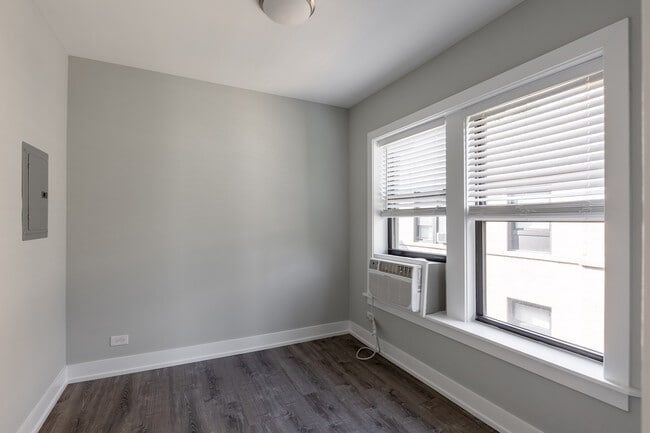 Building Photo - 709 W Brompton Ave