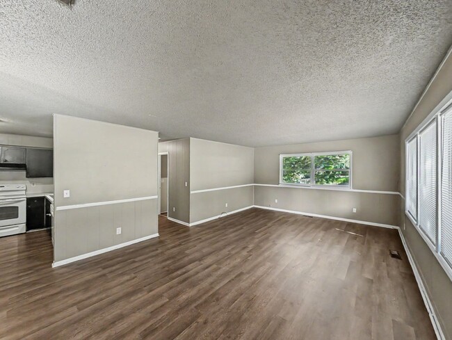 Building Photo - 16 Evesham Ln
