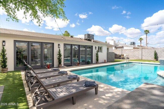 Foto del edificio - 423 N 73rd Pl