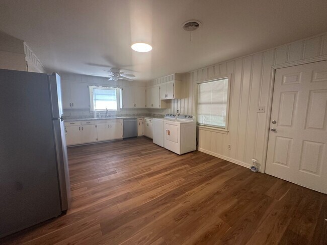 Building Photo - Welcome to this charming 2-bedroom, 1-bath...