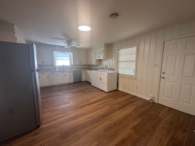 Foto del edificio - Welcome to this charming 2-bedroom, 1-bath...