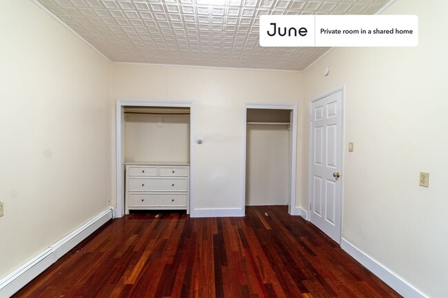 Foto del edificio - Private bedroom in 4 bed/2 bath Home