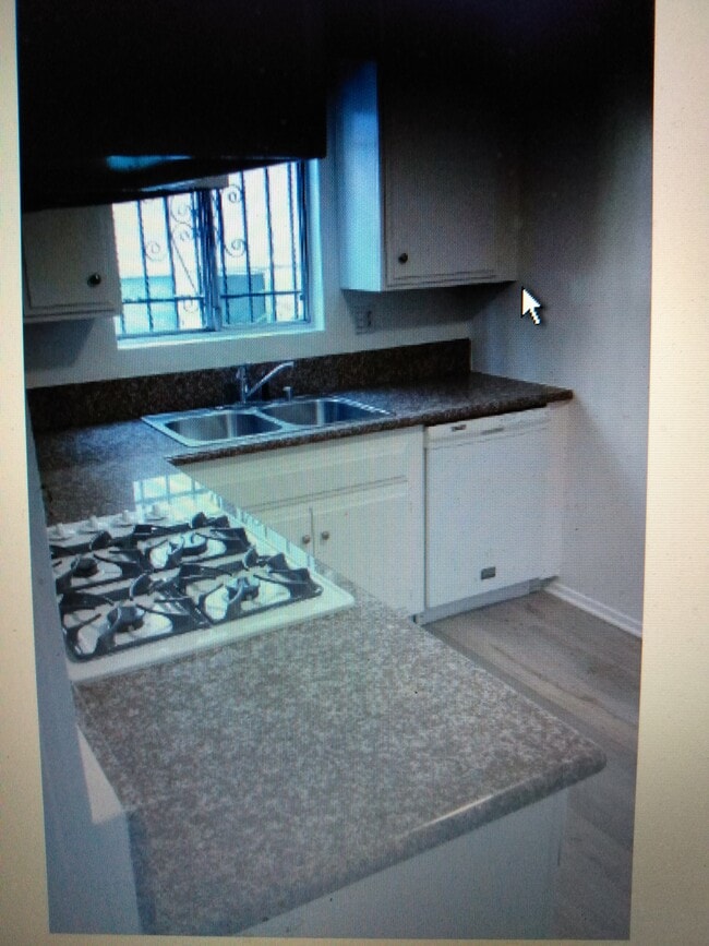 Foto del edificio - 7050-7059 Waring Ave