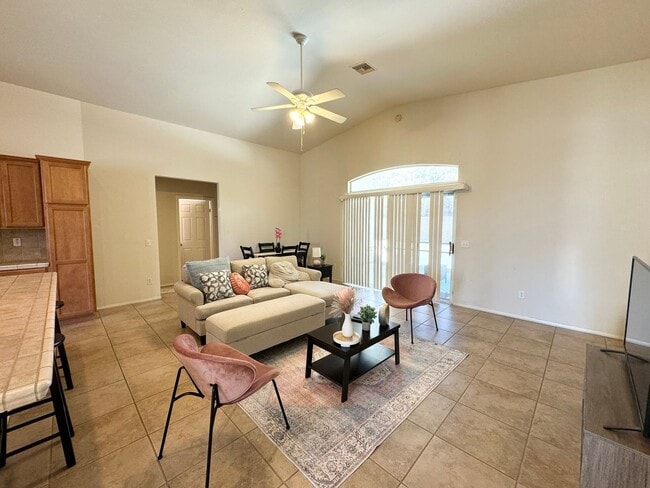 Building Photo - AVAILABLE NOW!!! 3 Bed/2 Bath Home in Dese...
