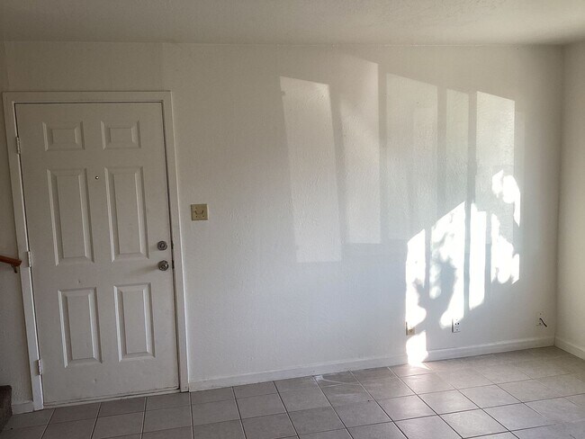 Foto del edificio - NOW AVAILABLE!! 2 BEDROOM 1.5 BATH GUSTINE APARTMENT