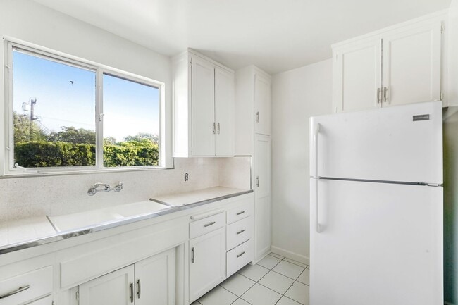 Building Photo - 3144-3152 S. Barrington Ave in Mar Vista - Has a Pool!