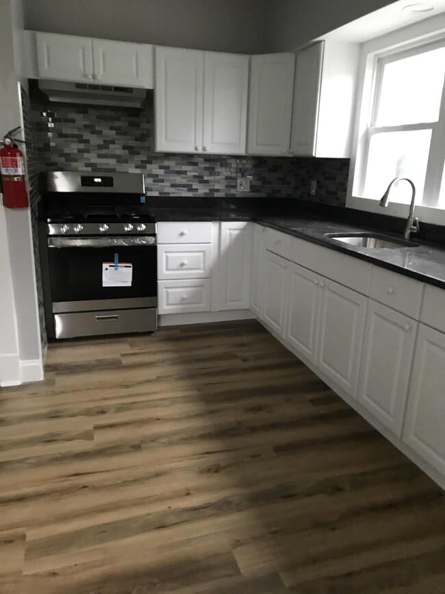 Building Photo - 410 Cedar Ave