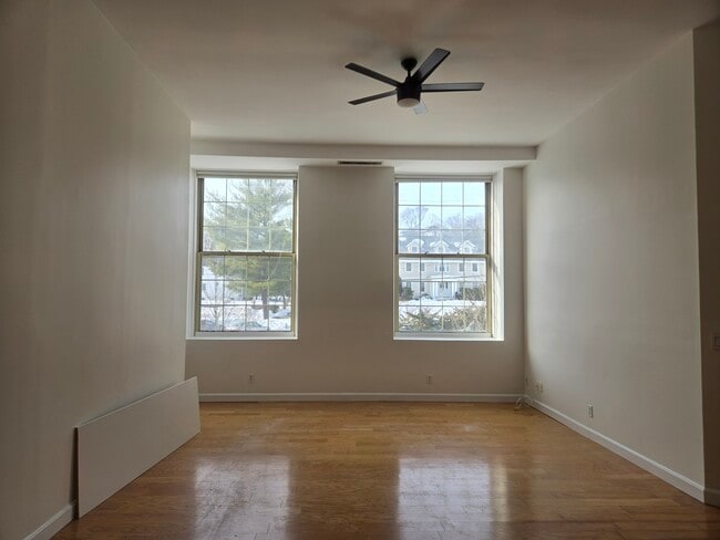 Bright and open living space - 64 Forest St