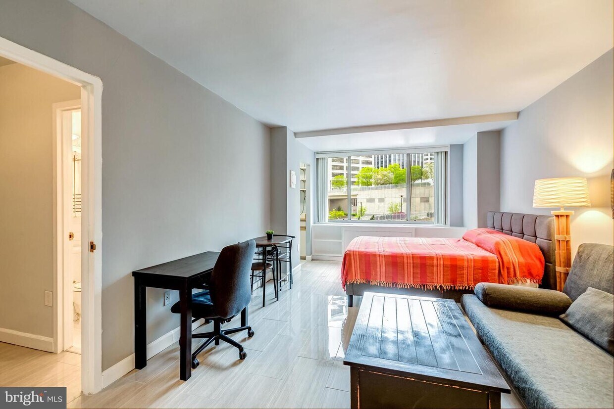 Foto principal - 1121 Arlington Blvd