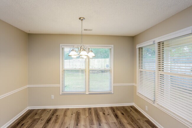 Foto del edificio - 6855 Blue Lake Ln