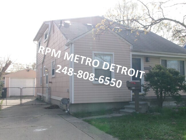 Building Photo - Move in Ready 5 Bedroom Bungalow in Redford