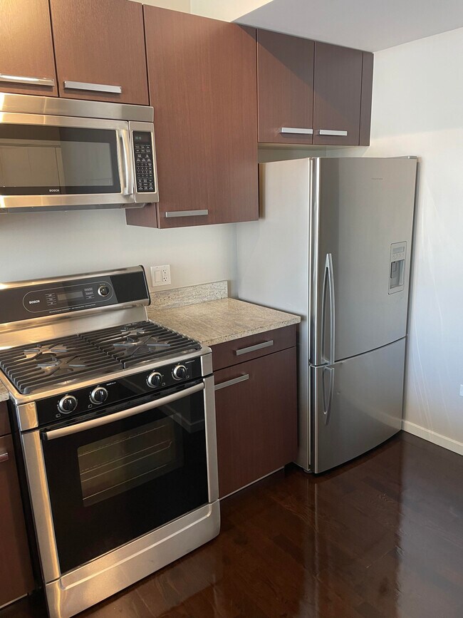 stainless steel appliances - 954 W Monroe St