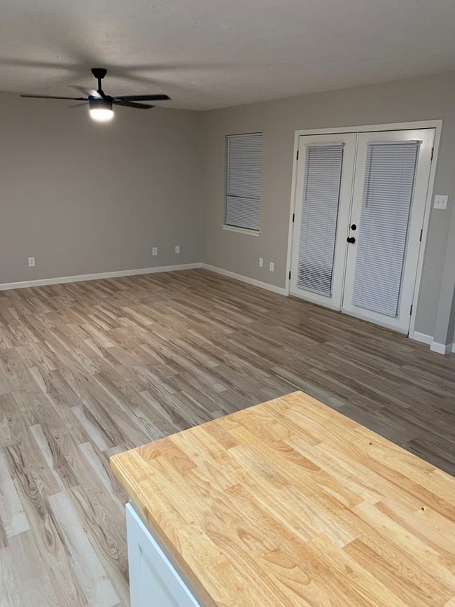 Building Photo - Texas Oak